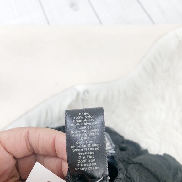 Ann Taylor‎ Factory 3D Leaf Black Peplum Top Size 6 - Picture 4 of 4